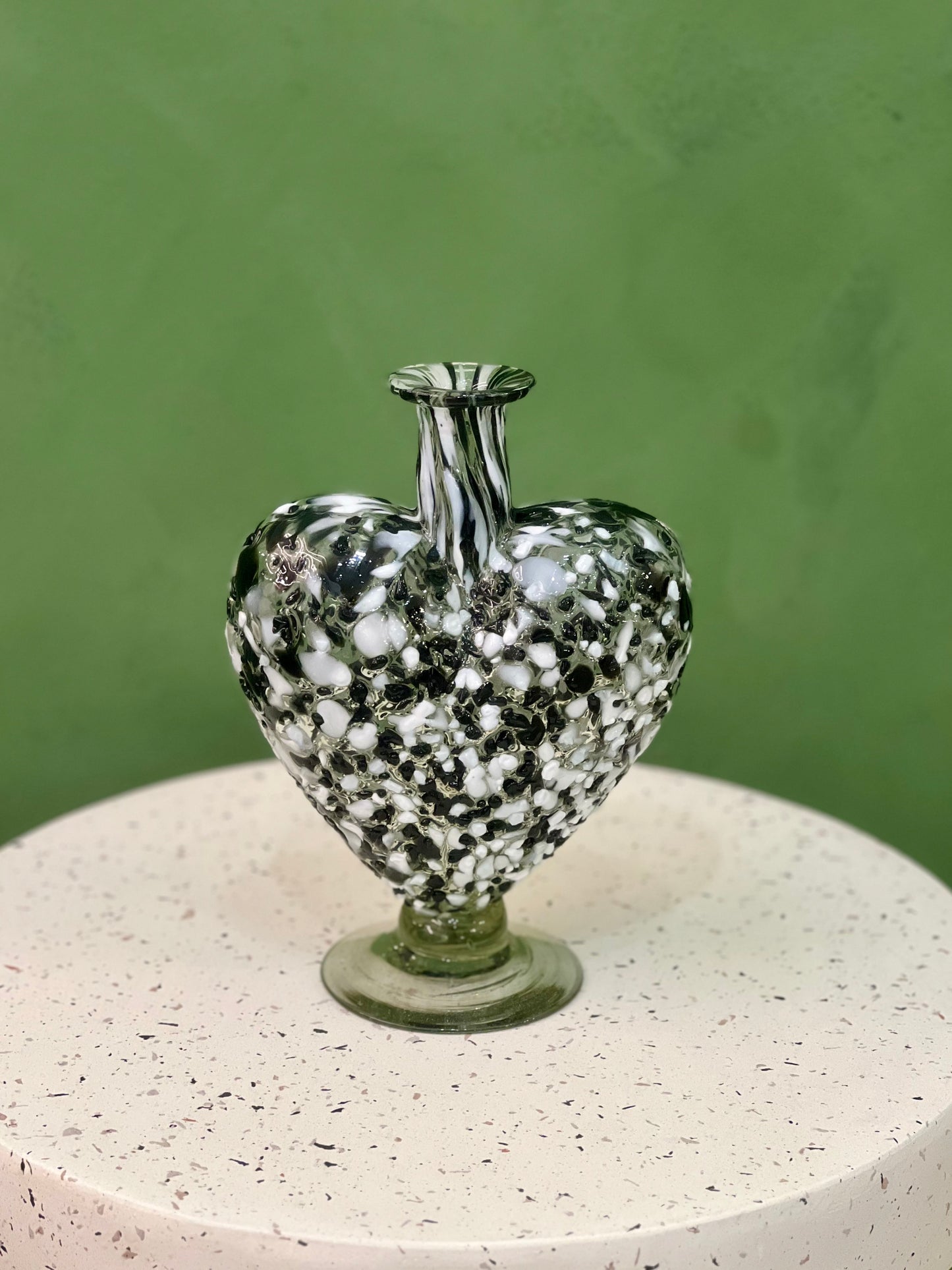 Amor vase - black and white